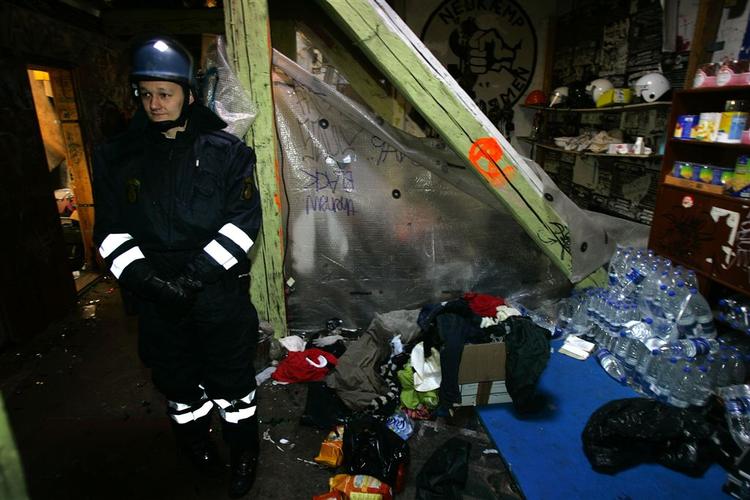Sådan så Ungdomshuset ud indefra, da politiet havde ryddet det 1. marts. 