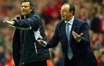José Mourinho (t.v.) holder stædigt fast i, at dommeren fejlagtigt anerkendte det mål i CL-semifinalen i 2005, som sendte Liverpool og Rafael Benitez i slutkampen mod Milan. 