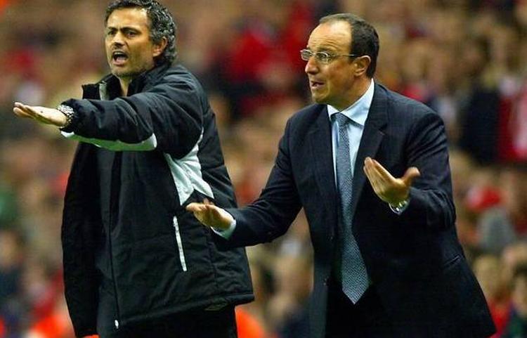 José Mourinho (t.v.) holder stædigt fast i, at dommeren fejlagtigt anerkendte det mål i CL-semifinalen i 2005, som sendte Liverpool og Rafael Benitez i slutkampen mod Milan. 