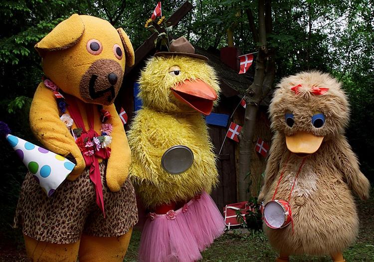 Bamse og Kylling må flytte til Århus uden deres 'mor'. 