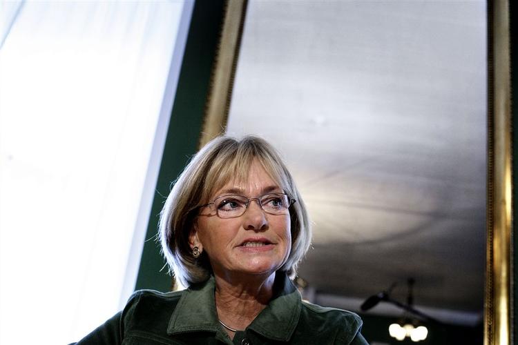 Leder af Dansk Folkeparti, Pia Kjærsgaard, går i rette med Islamisk Trossamfund. 