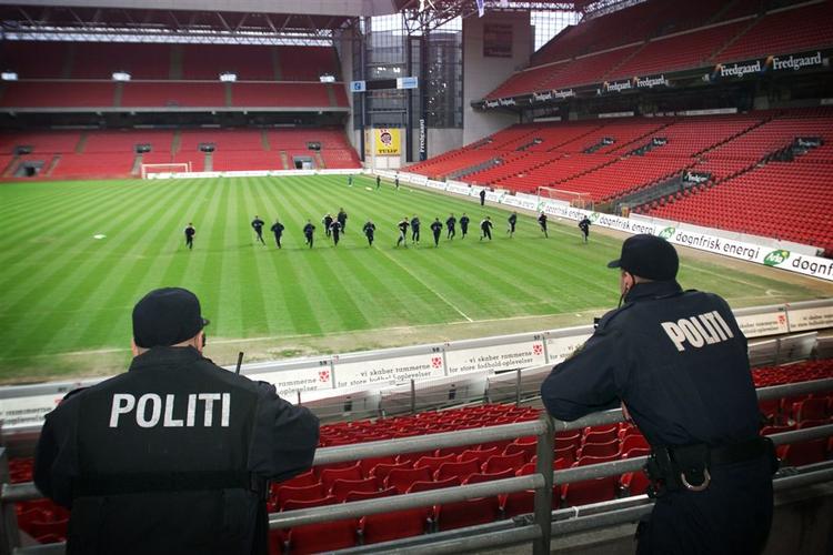 Det er ikke altid, at fodboldkampe løber stille af: Først nu undersøges ballade under svenskerkamp i 2005. 