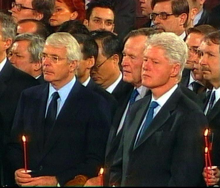 Boris Jeltsins kolleger fra 90'erne deltager ved dagens statsbegravelse. Fra venstre John Major, George H.W. Bush og Bill Clinton. 