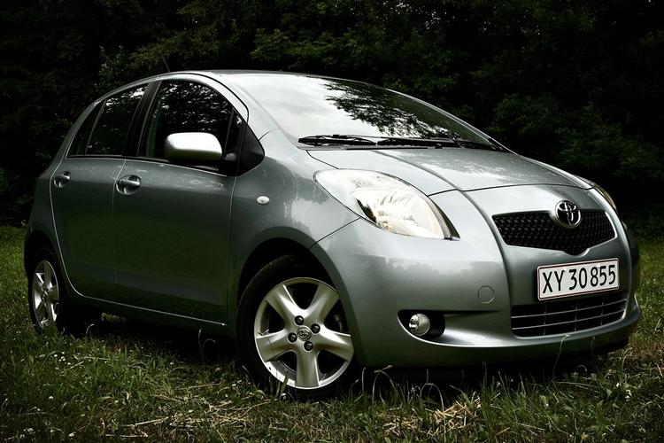 En bil som Toyota Yaris bliver 20.000 kroner billigere - den er økonomisk og sikker. 
