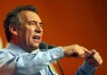 Bayrou afviser at opfordre sine vælgere til at stemme på enten socialisten eller den konservative i anden runde. 