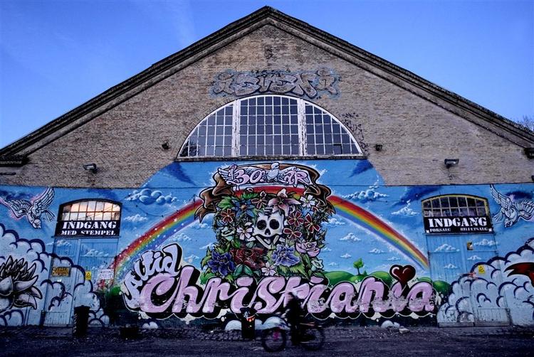 I morgen er der fællesmøde på Christiania, hvor fristaden - igen - skal forsøge at beslutte sig for at samarbejde om normalisering. 