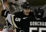 Ruslands to NHL-forstærkninger, Pittsburgh Penguins' Evgeni Malkin(bagest) og Sergei Gonchar (55), der fejrer et af Malkins mange mål. 