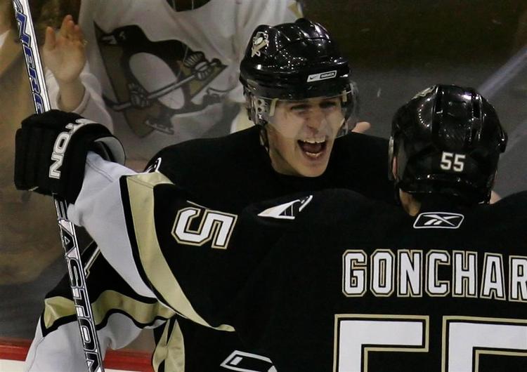 Ruslands to NHL-forstærkninger, Pittsburgh Penguins' Evgeni Malkin(bagest) og Sergei Gonchar (55), der fejrer et af Malkins mange mål. 