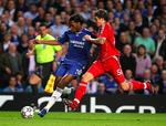 Daniel Agger(i rødt) i kamp med Didier Drogba i første Champions League semifinale mellem Liverpool og Chelsea. 