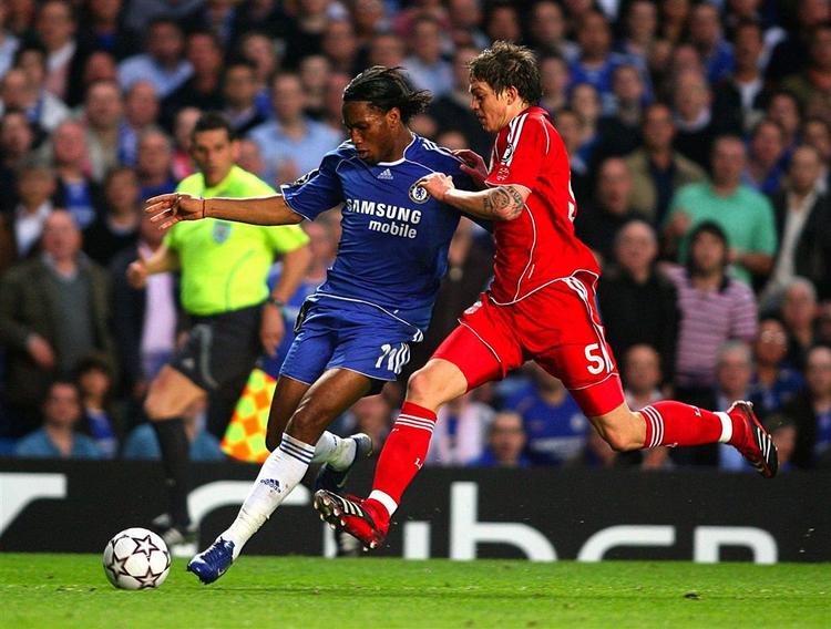 Daniel Agger(i rødt) i kamp med Didier Drogba i første Champions League semifinale mellem Liverpool og Chelsea. 