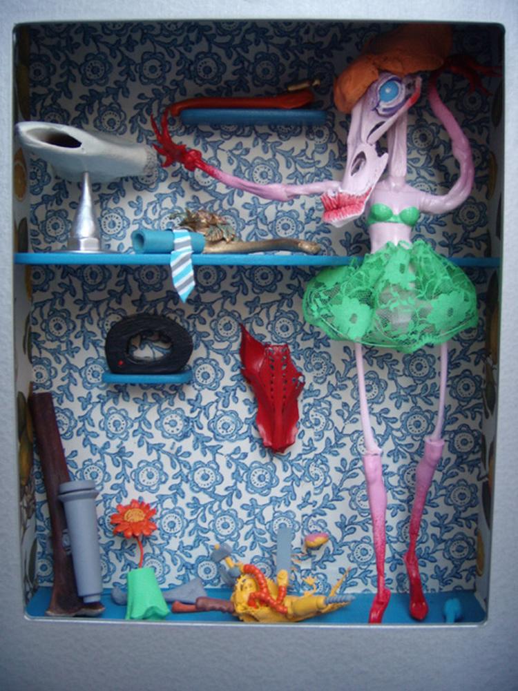 Kunstneren Stephen Ives har indrettet sin mikrobutik med et 'monster-ballerina'-stilleben. 