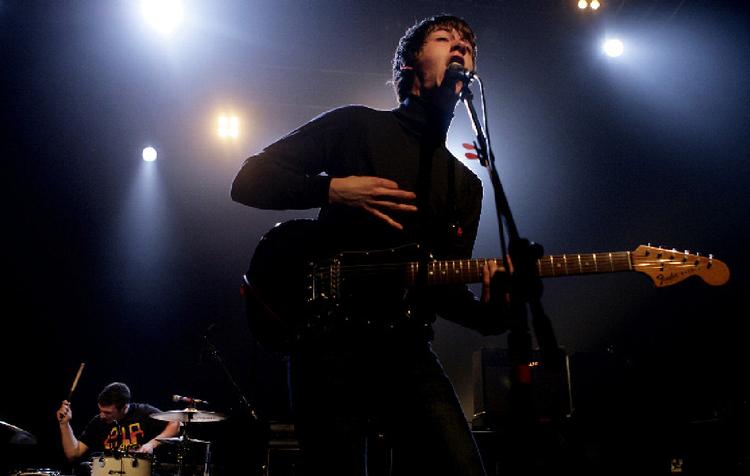 Frontfigur iArctic Monkeys, Alex Turner, er i en klasse for sig, når han kaster ordrige beretninger af sig med et flabet smæld. Han er et naturtalent og demonstrerer et formidabelt entusiastisk forhold til sprogets muligheder 