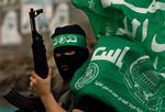 En militant Hamas-tilhænger viser sit våben frem i Gaza - dagen efter Hamas brød den fem måneder lange våbenhvile med et raketangreb ind i Israel. 