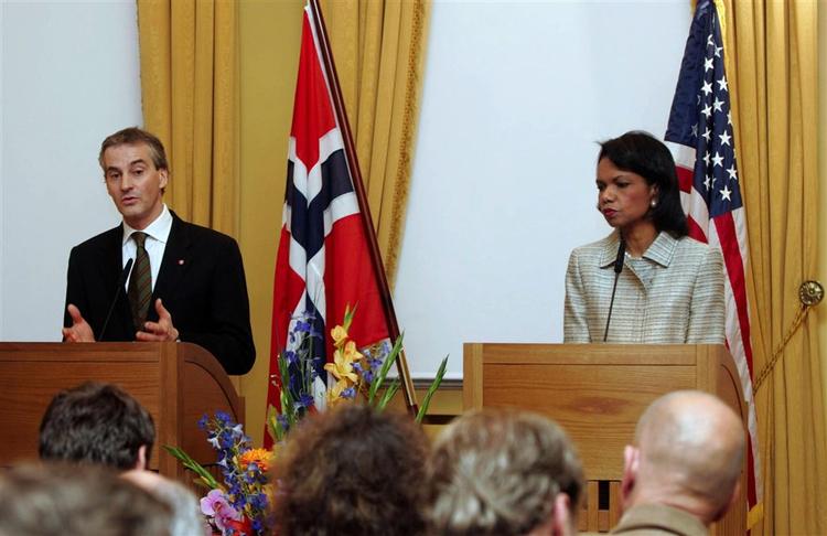 Den norske udenrigsminister, Jonas Gahr Støre, åbnede NATO-mødet i Oslo sammen med USA's udenrigsminister Condoleezza Rice. 
