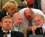 Den tidligere polske Solidaritet-leder, Bronislaw Geremek (th), omgivet af støtter i Europaparlamentet, som Polen forsøger at fjerne ham fra. 
