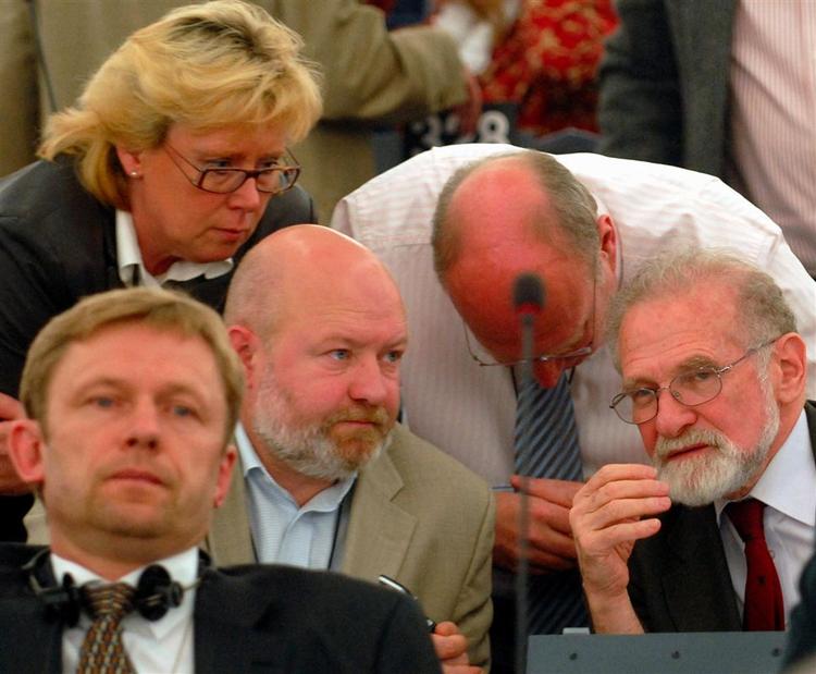 Den tidligere polske Solidaritet-leder, Bronislaw Geremek (th), omgivet af støtter i Europaparlamentet, som Polen forsøger at fjerne ham fra. 