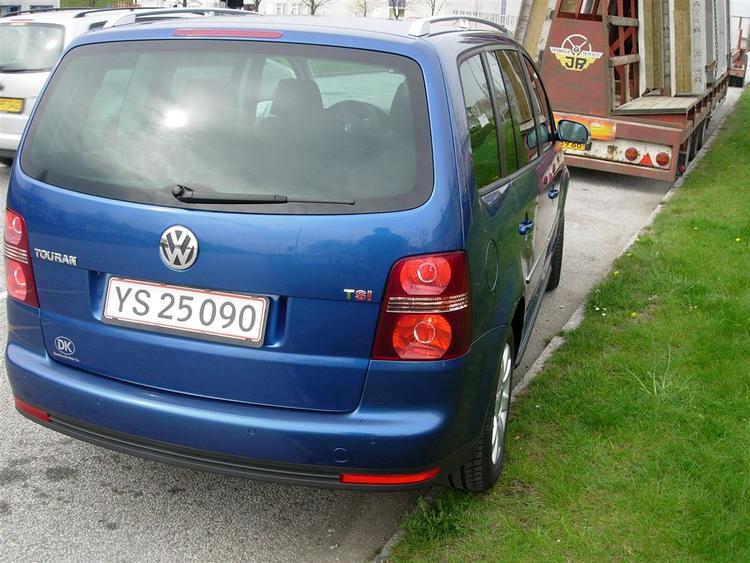 UPS - selv med Park Assist er vores VW Touran havnet et godt stykke oppe på kantstenen. 