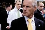 Geert Wilders (i hvidt, red.) er under konstant politibeskyttelse efter udfald mod muslimer. 