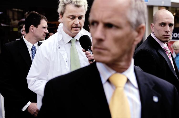 Geert Wilders (i hvidt, red.) er under konstant politibeskyttelse efter udfald mod muslimer. 