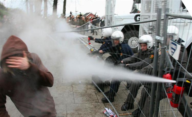 Tidligere på aftenen brugte norsk politi tåregas mod demonstranter. 