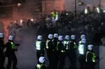 Politiet gik hårdhændet til værks, da de torsdag fjernede 1000 demonstranter foran mindesmærke i Tallinn. En mistede livet. 