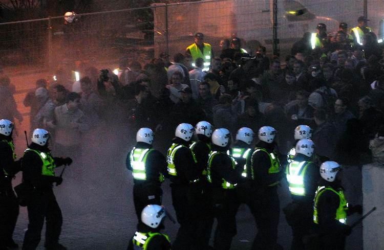 Politiet gik hårdhændet til værks, da de torsdag fjernede 1000 demonstranter foran mindesmærke i Tallinn. En mistede livet. 