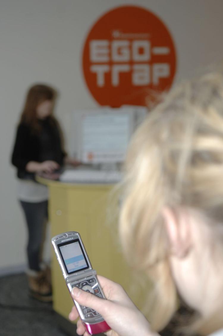 Experimentariums nye udstilling i udstillingen er mobilspillet EGO-TRAP, hvor man spiller via tekst og talebeskeder på ens mobiltelefon, der samtidig leder en rundt til at prøve flere af forsøgene. Det fungerer - trods små tekniske børnesygdomme - fortrinligt og anderledes. Fotograf: Flemming Leitorp, PR-foto 