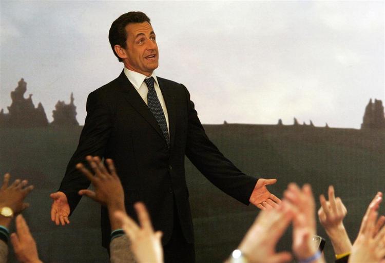 Den konservative præsidentkandidat Nicolas Sarkozy anklages for at lægge pres på medierne. 