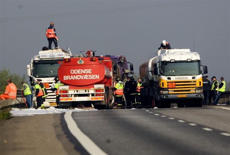 En tankbil lastet med tusindvis af liter benzin brød i brand og skabte store trafikforstyrrelser. 