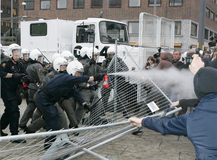 Oslo Politi måtte affyre tåregas, da unge gik til angreb under Natomøde. 