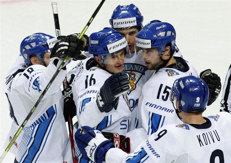 Finske spillere fejrer en scoring i kampen mod Ukraine. 