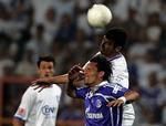 Kevin Kuranyi i kamp om bolden. 'Torjägeren' viste endnu engang sit værd med sin scoring til 0-1, men Schalke 04 tabte alligevel 