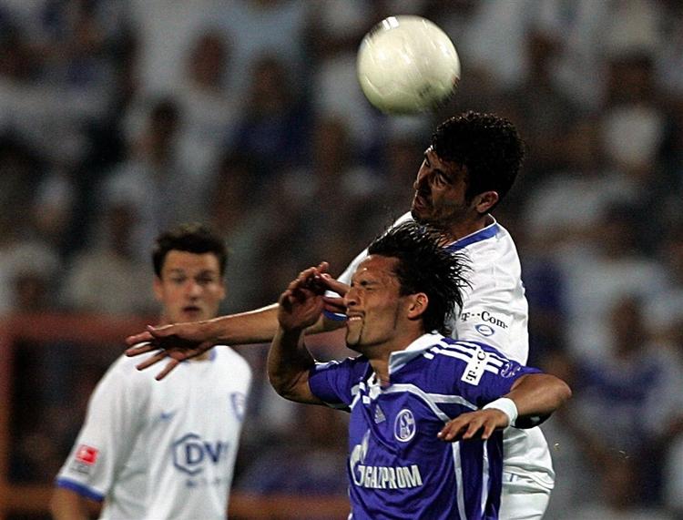 Kevin Kuranyi i kamp om bolden. 'Torjägeren' viste endnu engang sit værd med sin scoring til 0-1, men Schalke 04 tabte alligevel 