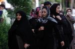 En iransk politikvinde tilbageholder andre kvinder for brud på landets "dress code". 