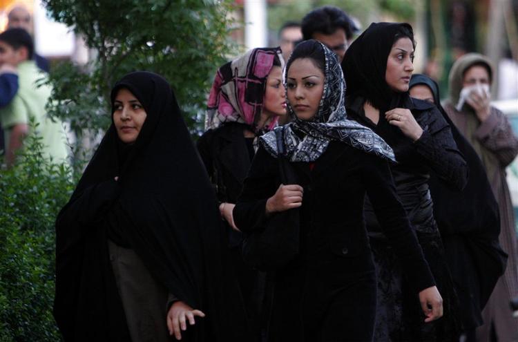 En iransk politikvinde tilbageholder andre kvinder for brud på landets "dress code". 