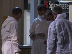 Teknikere i færd med undersøgelser efter skuddene mod den 19-årige. 