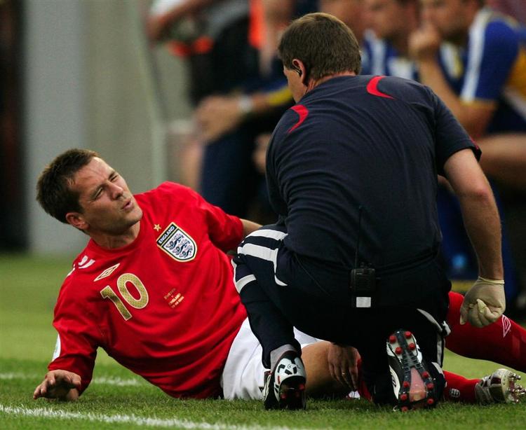 Michael Owen vrider sig i smerter efter at være faldet om med en knæskade i VM-kampen mod Sverige i juni sidste år. 