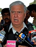 Pakistans indenrigsminister Aftab Khan Sherpao blev formentlig reddet fra en selvmordsbomber af sine sikkerhedsvagter. 