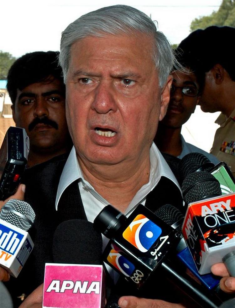 Pakistans indenrigsminister Aftab Khan Sherpao blev formentlig reddet fra en selvmordsbomber af sine sikkerhedsvagter. 