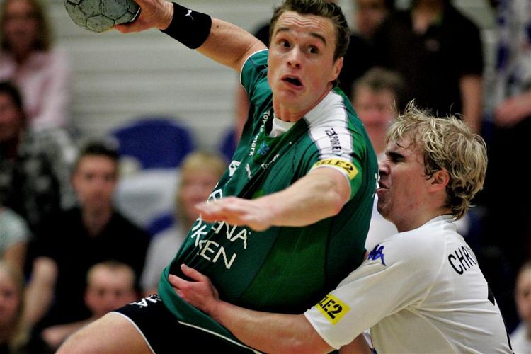 Viborgs Kim Johannessen springer forbi Anders Christensen fra FCK. 