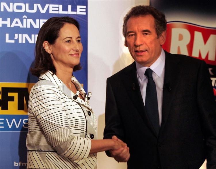 Socialisten Segolene Royal giver hånd til Francois Bayrou før debatten i dag. Hvis Royal vinder bliver hun den første kvindelig præsident i Frankrig. 