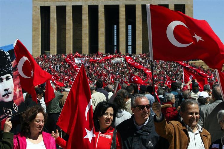 Demonstration for 14 dage siden i Ankara mod Tyrkiets islamistiske udenrigsminister. En lignende demonstration er varslet i dag i Istanbul. 