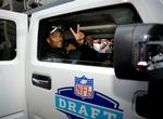 Den 21-årige JaMarcus Russel blev nappet som den første i det særlige draft-system, hvor NFL-klubberne efter tur kan vælge de største talenter fra universitetsholdene. 