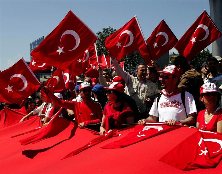 Dagens demonstration til fordel for et sekulært Tyrkiet har samlet flere hundredetusinde tyrkere i Istanbul. 