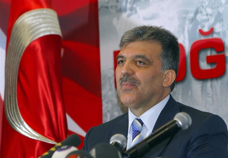 Tyrkiets udenrigsminister Abdullah Gül fortsætter som præsidentkandidat på trods af protester fra befolkning og militær. 