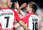 AaB's Sunni Olsen (th) har scoret til 2-0 i kampen mellem AaB og Vejle. 
