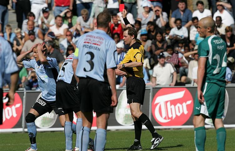 Randers' Søren Holmgaaard får det røde kort i kampen mellem Randers FC og Viborg. 