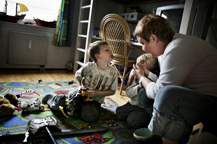 Kasper har lige slået sin lillebror og får klar besked af sin mor. 