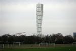 Sverige - her Malmøs Turning Torso - tiltrækker mange danske pensionister. 