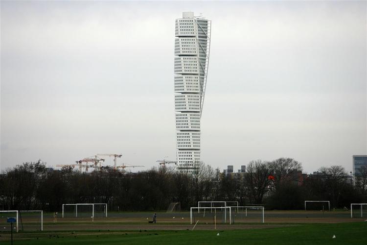 Sverige - her Malmøs Turning Torso - tiltrækker mange danske pensionister. 
